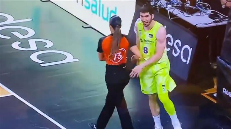 Видео: Кошаркар на Барселона удри судијка по задникот