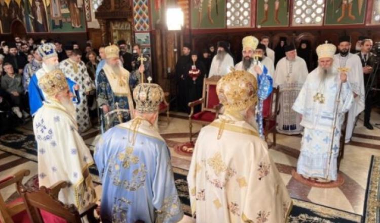Патријархот Порфириј и архиепископот г.г. Стефан богослужеа литургија во Србија