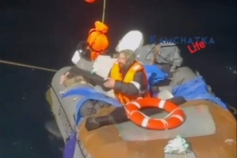 Преживеал два месеци изгубен среде море, со телата на синот и братот во чамецот (ВИДЕО)