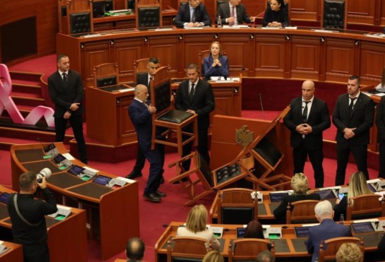 Пратениците од албанската опозиција се судрија со обезбедувањето на влезот во Собранието