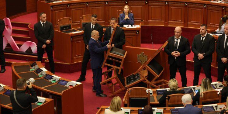Кривични пријави за 7 опозициски пратеници за вчерашниот хаос парламентот во Тирана (ВИДЕО)