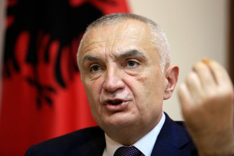 Полицијата го влече екс претседателот Илир Мета од лимузина, тој се противи (ВИДЕО)