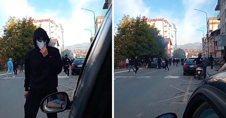 Детонации и кордони полицајци на натпревар во Нови Пазар- Партизан победи пред празни трибини