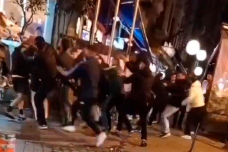 Скандал во Истанбул: Хулигани од Фенербахче ги претепаа навивачите на Јунајтед (ВИДЕО)