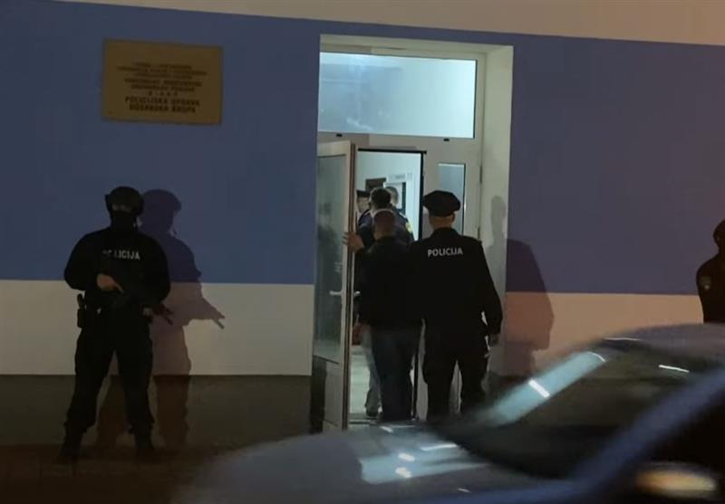 14-годишен тинејџер со нож уби полицаец во Босна ,а тешко рани друг  