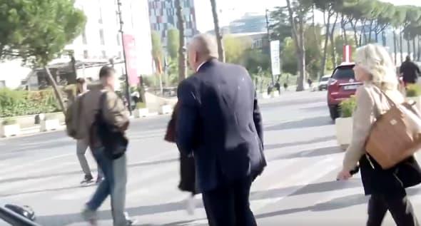 Со јајца и јогурт го гаѓаат контроверзниот грчки европратеник во Тирана (ВИДЕО)