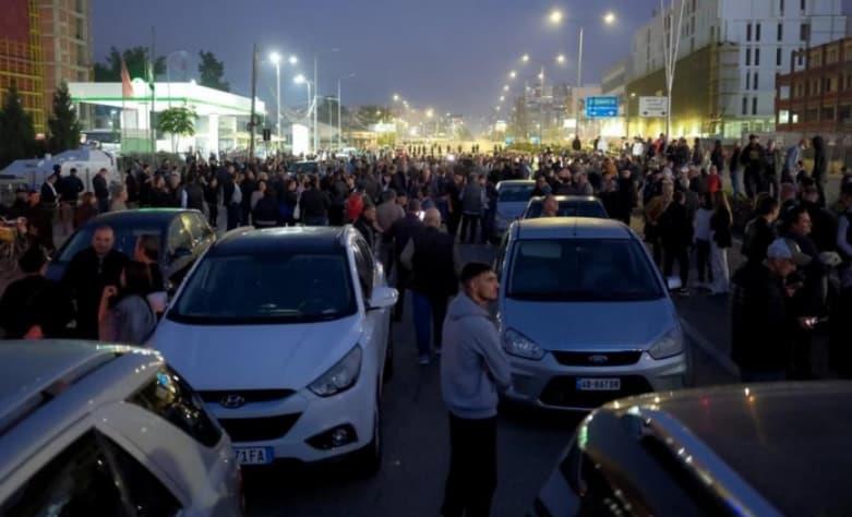 Граѓанска непослушност три часа ја блокира Албанија, гори на улиците на Тирана (ВИДЕО) 