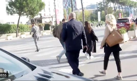 Видео: Европратеникот Белери нападнат со јајца и јогурт на излез од парламентот во Тирана