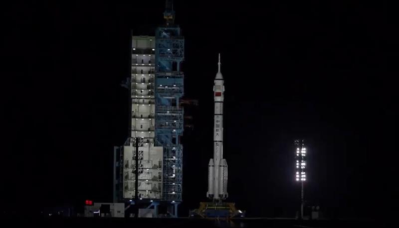 Кинеското летало „Шенжу-19“ се спои со кинеската вселенска станица