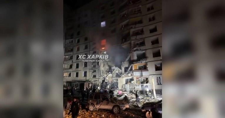 Во руски напад е уништена зграда во Харков-најмалку седум лица загинати, меѓу кои и дете(ВИДЕО)