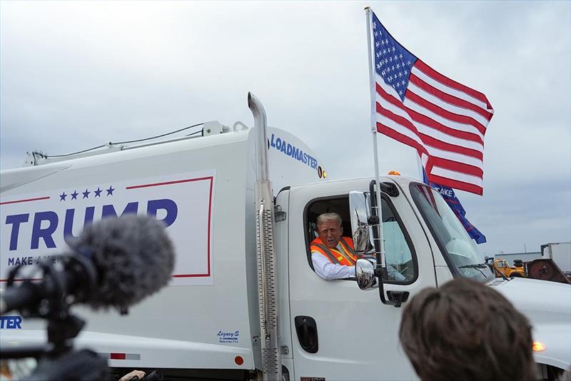 Трамп на митинг дојде во камион за ѓубре: Ова е во чест на Камала и Бајден