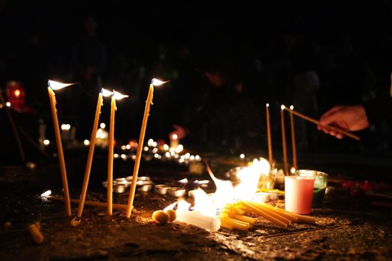 Србија обединета во болката: Се палат свеќи во чест на настраданите во Нови Сад (ВИДЕО)