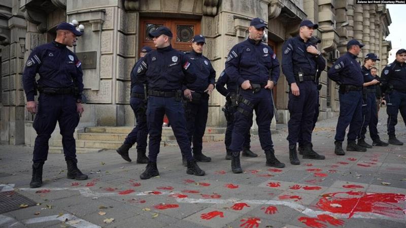 Протест во Белград по трагедијата во Нови Сад: Крвави траги пред зградата на Владата (ВИДЕО)