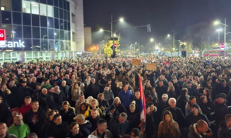 Голем протест во Нови Сад: Блокиран сообраќајот кај урнатата железничка (ВИДЕО)