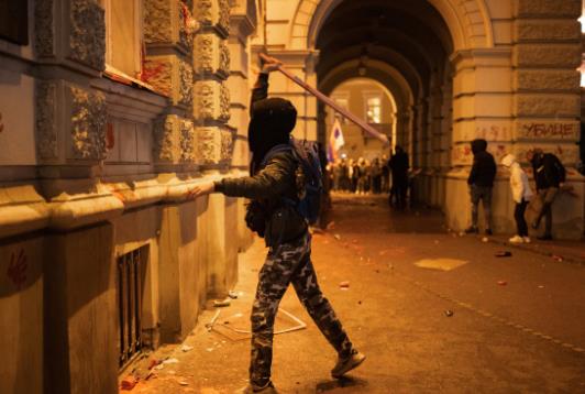 Српско обвинителство: Уапсени се девет лица поради нереди на протестот во Нови Сад