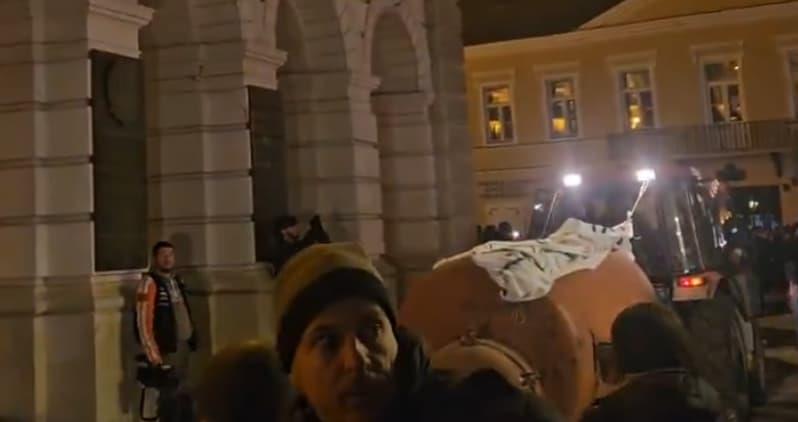 Приведени се 14 лица за насилството во Нови Сад, меѓу нив и возачот на цистерната со фекалии 