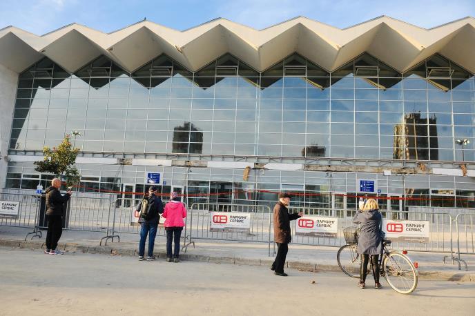 Состојбата на тројцата тешко повредени во несреќата во Нови Сад не е променета