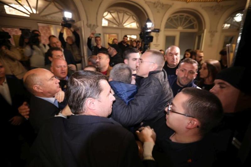 Скандал во Софија: Со протест прекината претстава на Џон Малкович