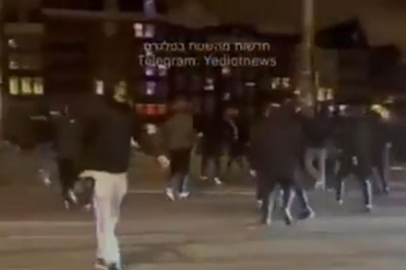 Хаос во Амстердам: Пропалестински навивачи нападнаа фанови на „Макаби“, правеле заседи (ВИДЕО)
