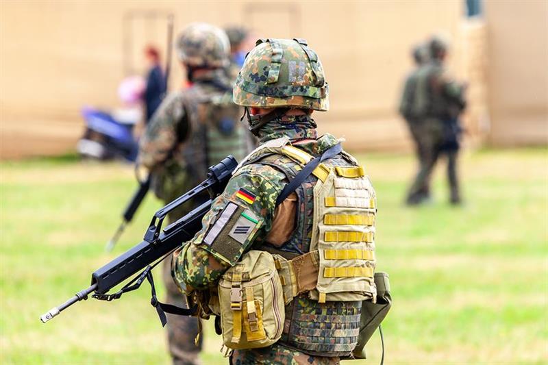 Девојка била силувана од двајца германски војници во касарна, едниот го снимал другиот