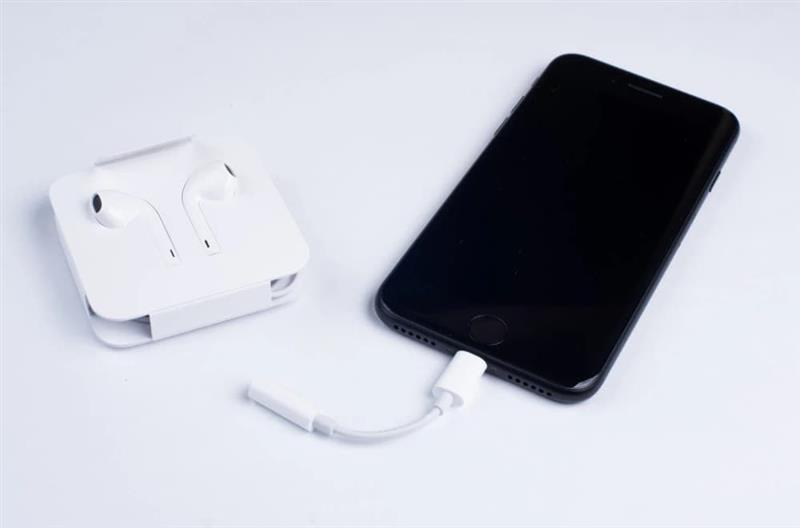 „Apple“ ја прекинува поддршката и за овој „Lightning“ адаптер