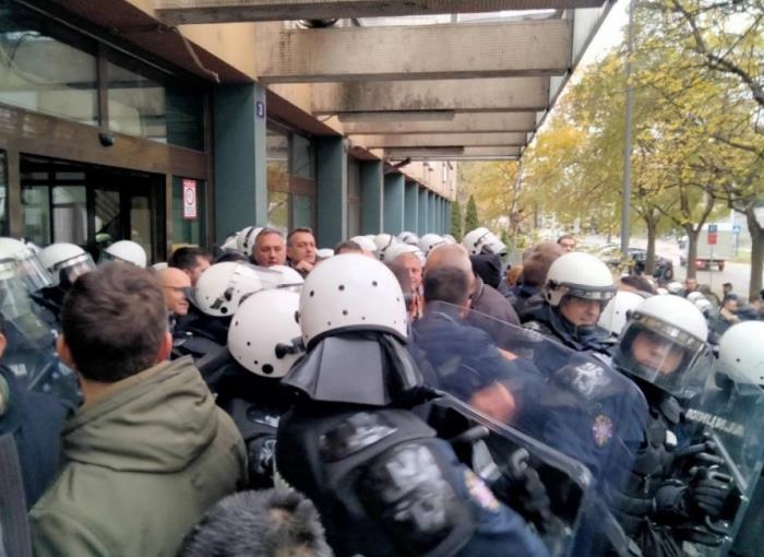 Нова блокада на обвинителството во Нови Сад,туркање меѓу припадници на опозицијата и полицијата