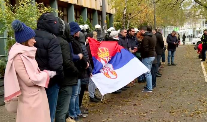 Српската опозиција трет ден по ред ја блокира зградата на судот и обвинителството во Нови Сад