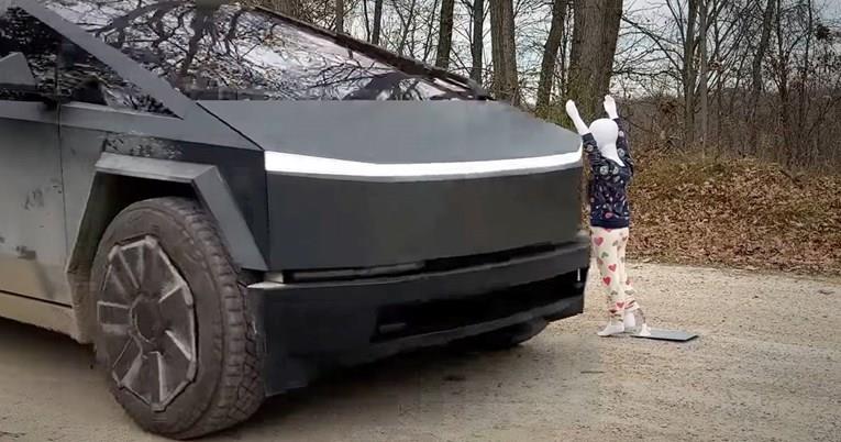 Cybertruck не препозна кукла на пат, иста технологија ќе имаат и роботаксите на Тесла (ВИДЕО)