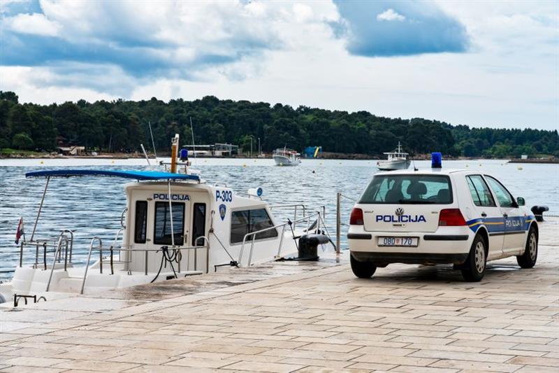 Драма во Сплит: Такси со патници погрешно сврте и заврши во море (ВИДЕО)