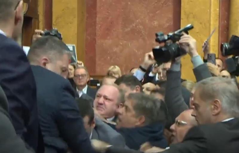 Физичка пресметка меѓу пратениците од власта и опозицијата во српското собрание