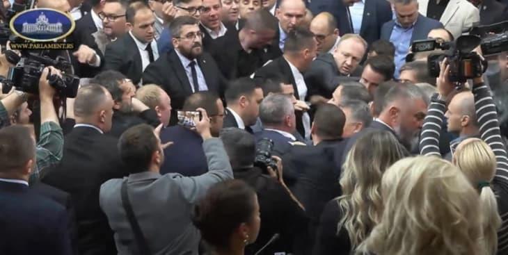 Српска опозиција: Власта направи циркус од собраниската седница