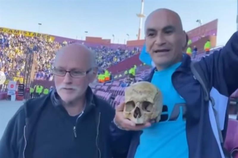 Навивач го донел черепот на дедо му на стадион за да „го гледа“ освојувањето на пехарот