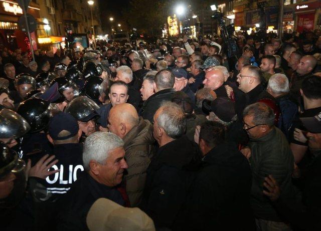 Протест на опозицијата во Tиранa, полицијата употреби солзавец и водени топови (ВИДЕО)