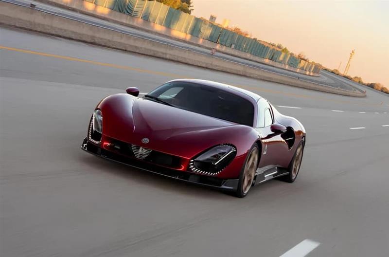 „Alfa“ се докажа на патеката: „Stradale“ достигнува до 333 km/h!