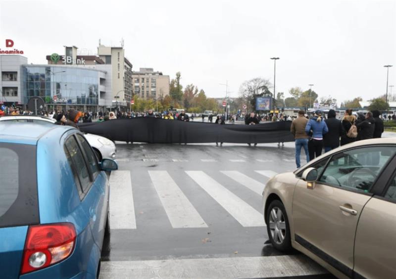 Граѓаните на Србија се повикани да застанат 15 мин.и да им оддадат почит на жртвите во Нови Сад