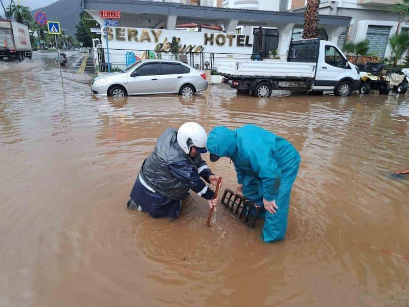 Силниот дожд предизвика поплави во турското летувалиште Мармарис (ВИДЕО)