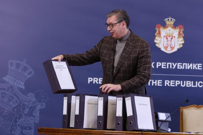 Вучиќ ја покажа документацијата за уривањето на настрешницата во Нови Сад,ќе се гради споменик 