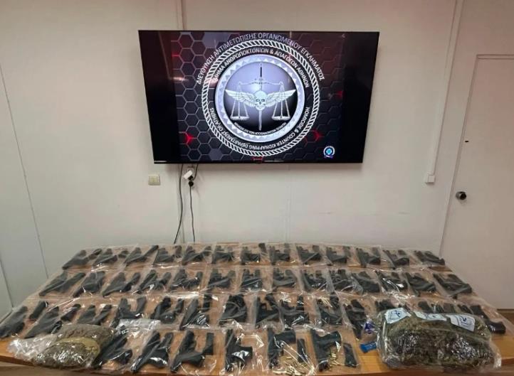 Уапсени осум лица и пронајдени 50 пиштоли во акцијата на грчката полиција 