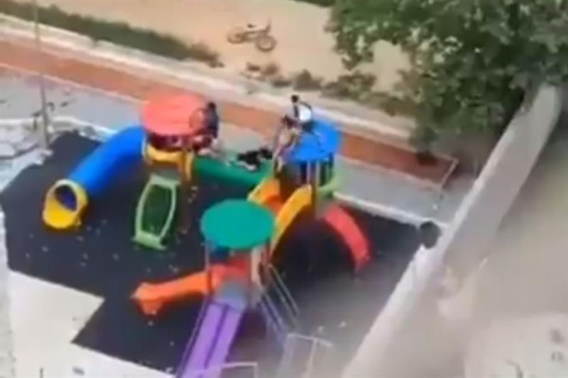 Питбули изгризаа деца додека си играат во парк (Вознемирувачко видео) 