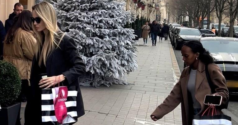 Анџелина Џоли на шопинг во Париз со ќерката Захара (ФОТО)