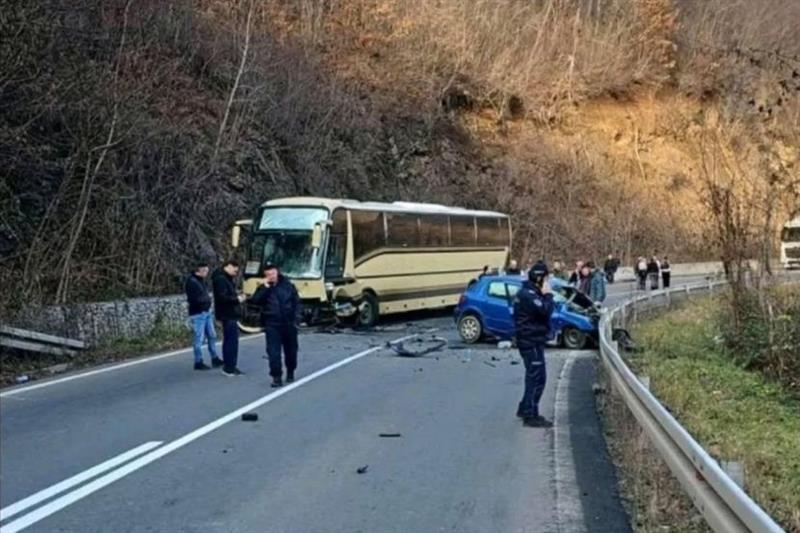 Автобус полн со деца од Косово се судри со автомобил, возачот е тешко повреден
