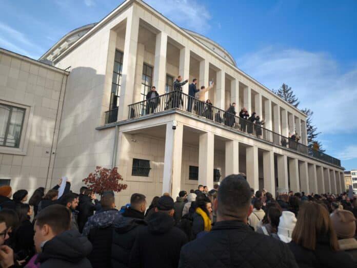 Тензии во и пред Собранието на Војводина додека се гласаше за буџетот