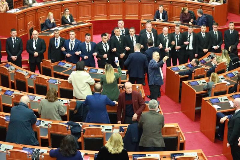 Хаос во Тирана: Опозициски пратеник два часа го блокира Собранието (ВИДЕО)