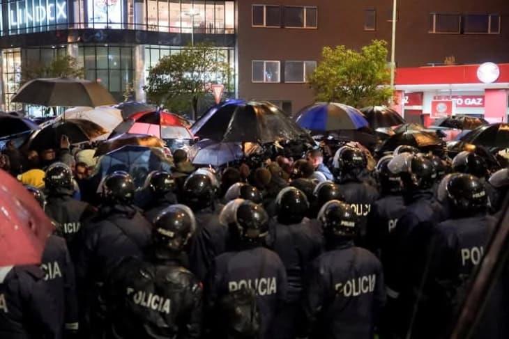 По протестот на опозицијата во Тирана, во притвор седуммина граѓани