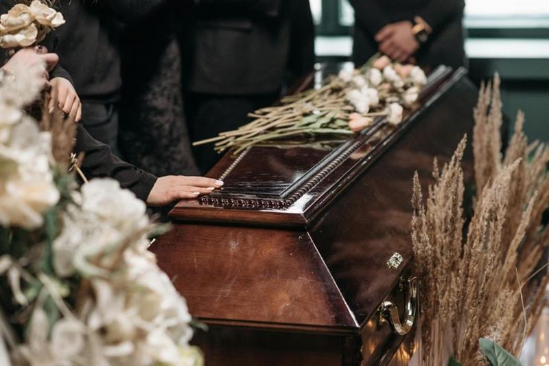 „Сега е полесно кога те нема“- ќерка ги разбесни сите со некрологот за смртта на мајка си 