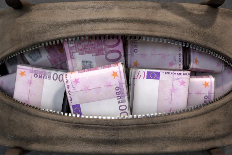 Вработени на железница нашле торба со 42.000 евра, ден подоцна парите му се дадени на бездомник