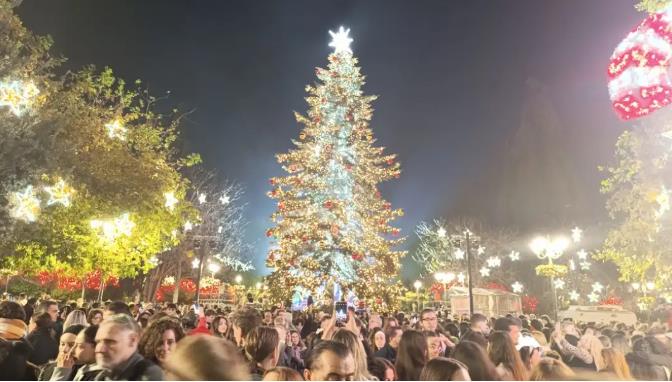 Поскапа празничната трпеза во Грција, но не им го расипува празничното расположение на Грците