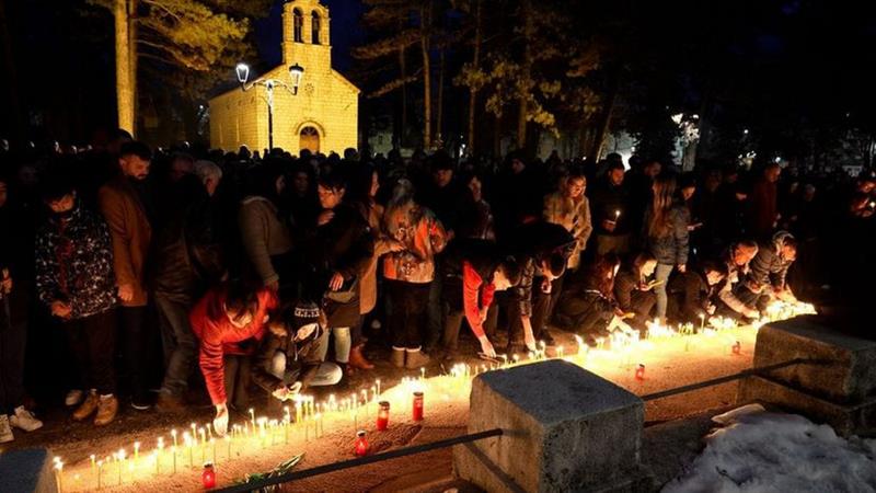 Стотици граѓани на Цетиње палат свеќи во чест на нивните 12 сограѓани (ФОТО)
