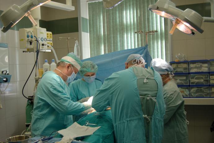 Чех под дејство на дрога си го отсекол полниот орган, хирурзите му направиле нов 