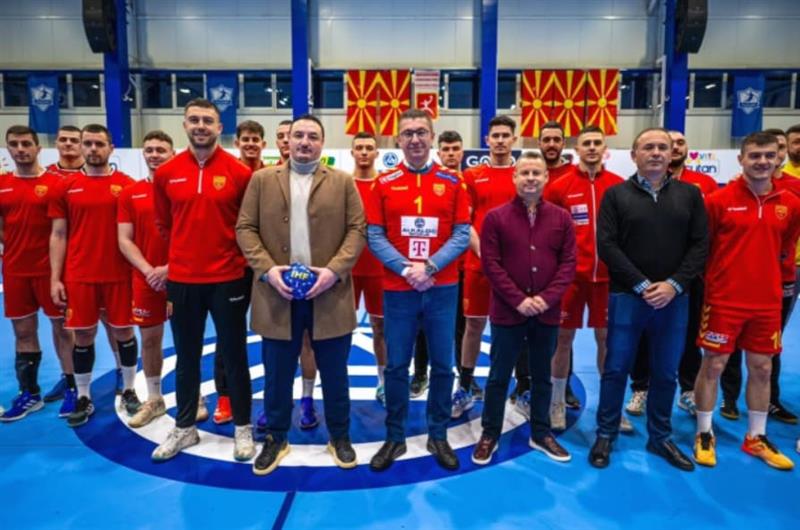 Премиерот Мицкоски и министерот Ристовски им посакаа среќа на македонските ракометари на СП